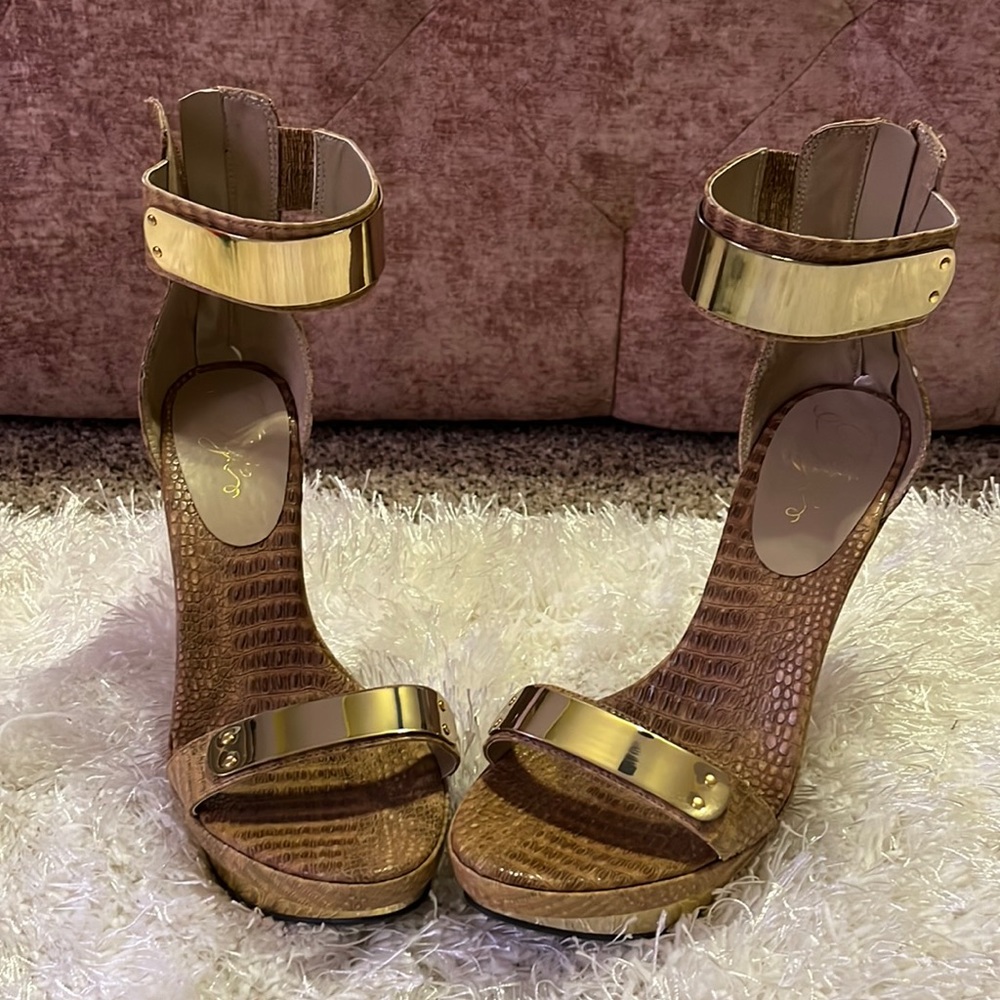 The brown leather Fergie stiletto😍